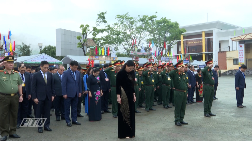 Các đại biểu dành phút mặc niệm tưởng nhớ các đội viên Đội Du kích Ba Tơ và các Anh hùng liệt sĩ
