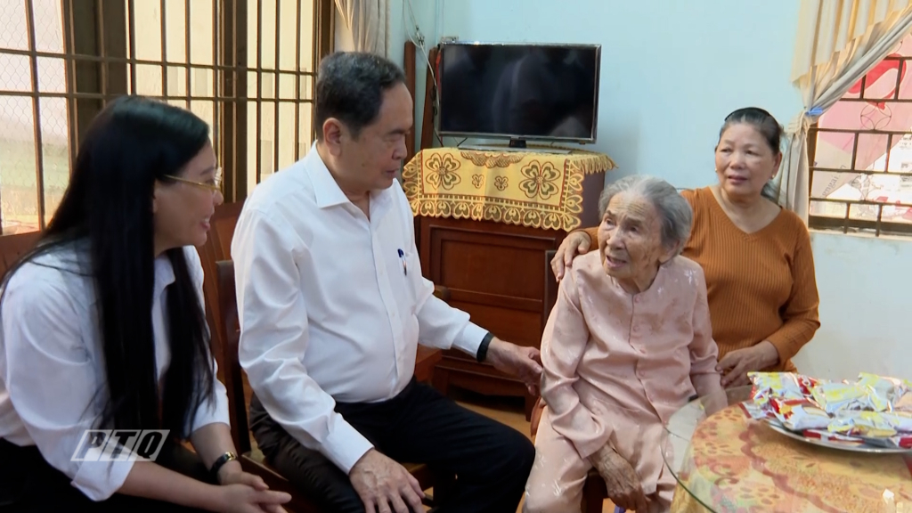 Chủ tịch Quốc hội Trần Thanh Mẫn và Đoàn công tác đã đến thăm Mẹ Việt Nam Anh hùng Nguyễn Thị Thư