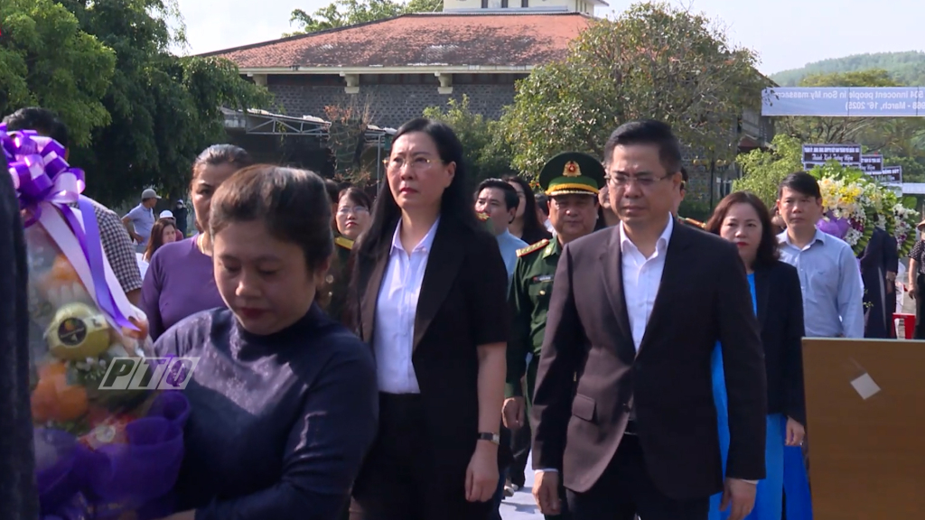 Uỷ viên Trung ương Đảng, Bí thư Tỉnh uỷ, Chủ tịch HĐND tỉnh Bùi Thị Quỳnh Vân và Chủ tịch UBND tỉnh Nguyễn Hoàng Giang cùng các đại biểu của tỉnh đã dâng hoa và viếng hương tưởng niệm 