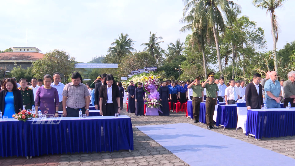Trong tiếng chuông ngân lên, lãnh đạo tỉnh và các đại biểu dự lễ cũng dành một phút mặc niệm tưởng nhớ 504 người dân Sơn Mỹ vô tội bị sát hại cách đây 57 năm