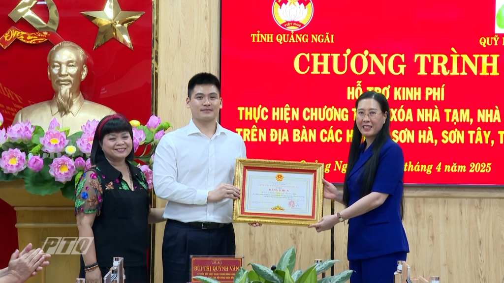 Bí thư Tỉnh ủy Bùi Thị Quỳnh Vân trao tặng Bằng khen cho Quỹ Lá xanh
