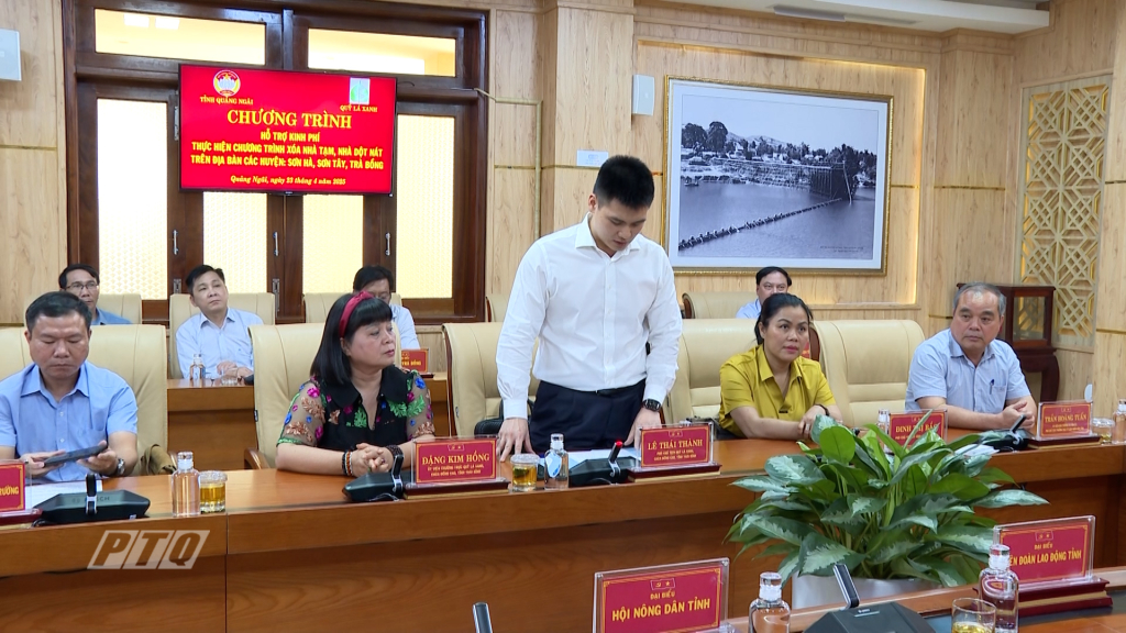 Đại diện Quỹ thiện nguyện Lá Xanh, chùa Đống Cao phát biểu tại buổi trao hỗ trợ kinh phí