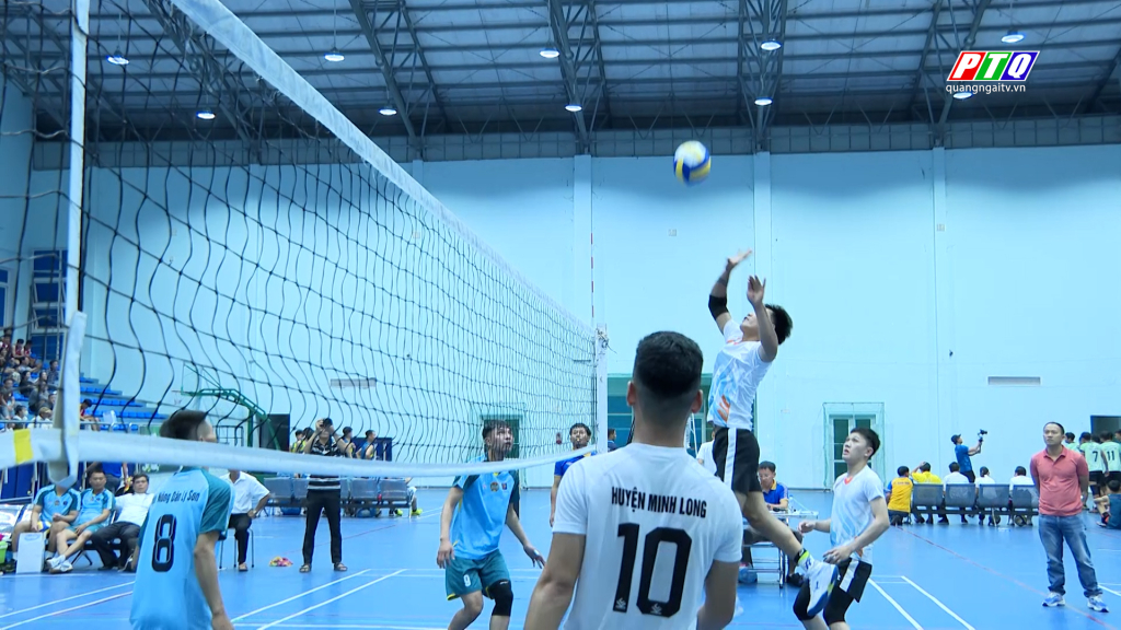 Pha bật cao đập bóng mạnh của đội huyện Minh Long