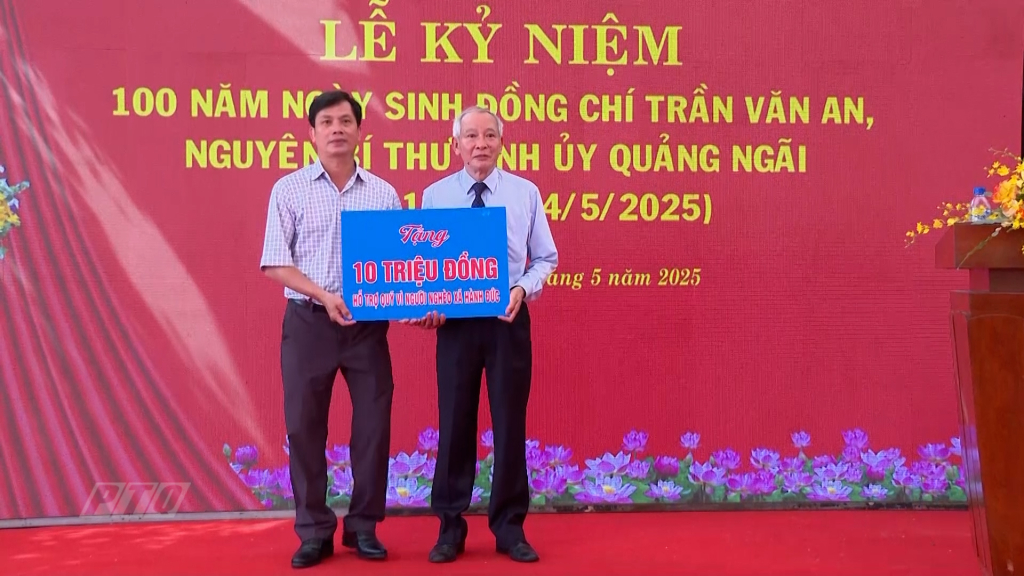 Gia đình đồng chí Trần Văn An trao hỗ trợ 10 triệu đồng cho Quỹ vì người nghèo xã Hành Đức, huyện Nghĩa Hành.