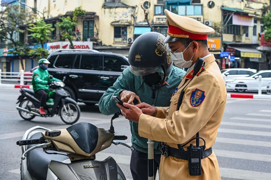Cảnh sát giao thông làm nhiệm vụ