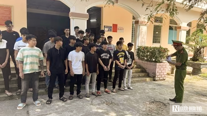 Công an Quảng Ngãi tống đạt quyết định khởi tố các bị can. Ảnh: Người đưa tin
