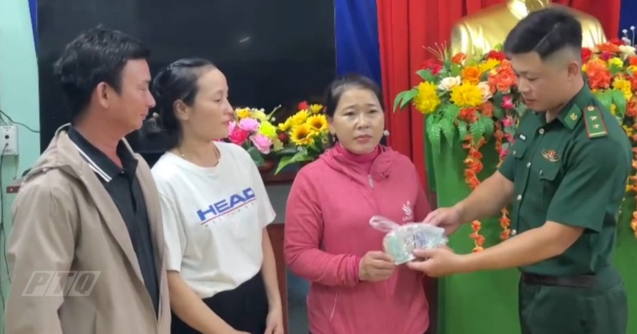 Đồn biên phòng Bình Hải và vợ chồng anh Hùng đã trao trả đầy đủ số tiền đã nhặt cho bà Bông