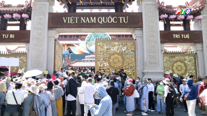 Hàng ngàn người vào chiêm bái xá lợi trái tim Bồ tát Thích Quảng Đức