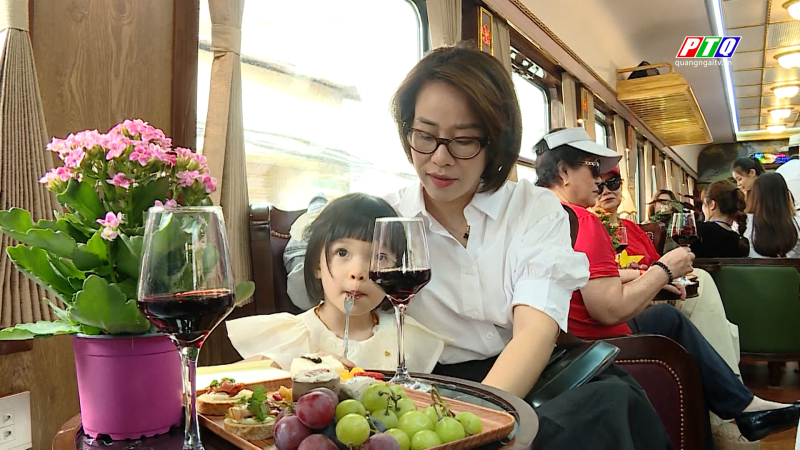 Chính thức vận hành đoàn tàu VIP du lịch hạng sang “ Hoa phượng đỏ”