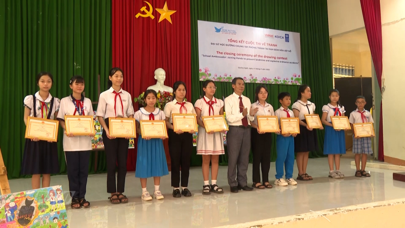 Trao giải cuộc thi vẽ tranh phòng tránh bom mìn