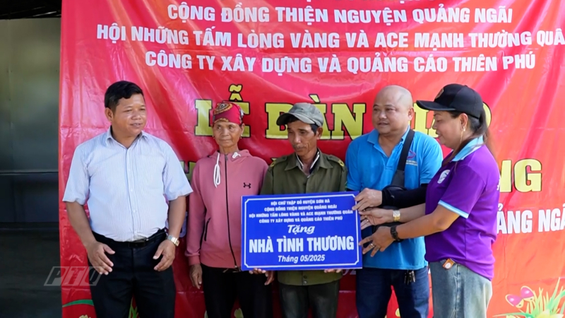 Trao nhà tình thương cho hộ nghèo