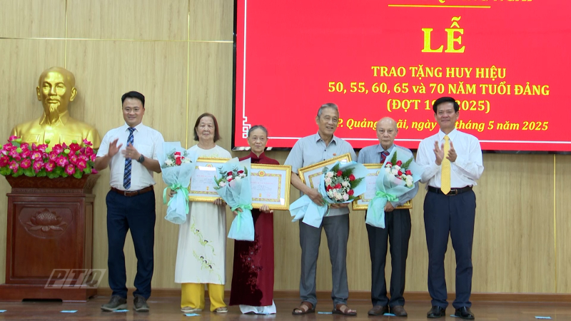 Bí thư Thành ủy Quảng Ngãi Ngô Văn Trọng trao huy hiệu Đảng cho các đảng viên