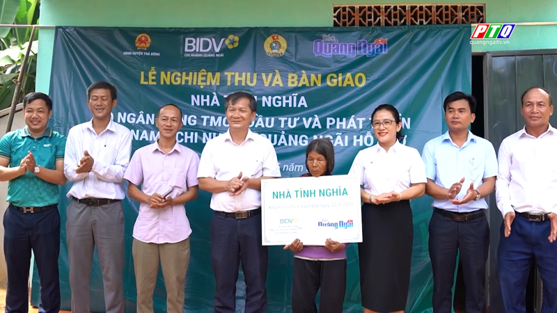 Bàn giao nhà tình nghĩa cho hộ nghèo ở Trà Bồng
