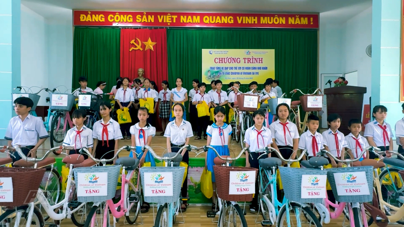 Trao 40 xe đạp cho học sinh khó khăn huyện Mộ Đức