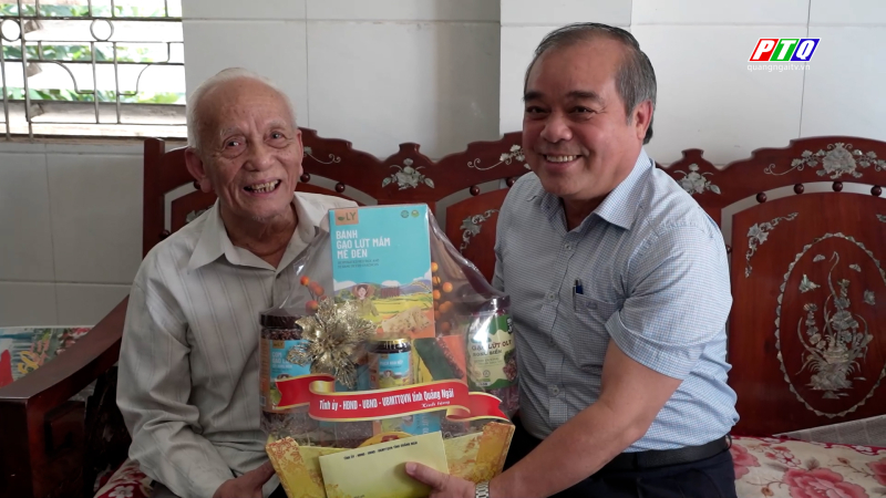 Lãnh đạo tỉnh thăm, tặng quà cựu chiến binh Ba Gia