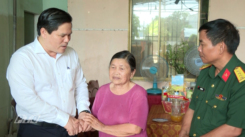 Lãnh đạo tỉnh thăm, tặng quà cựu chiến binh Ba Gia 