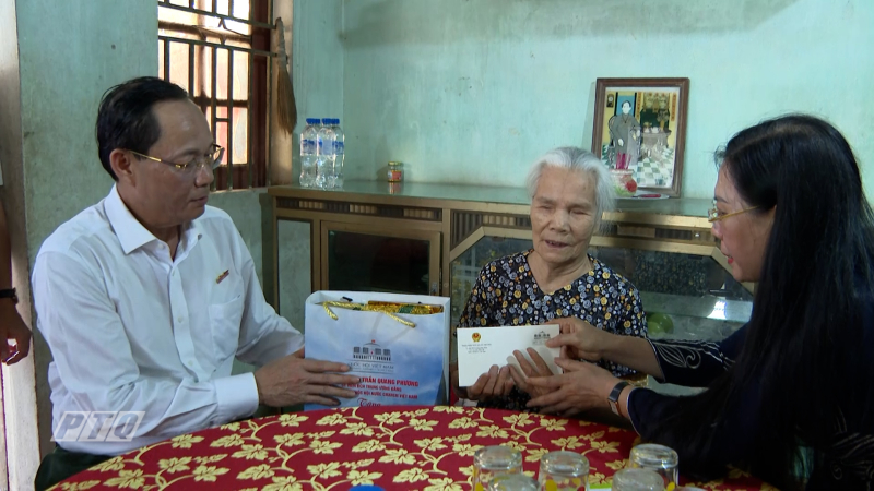 Phó Chủ tịch Quốc hội trần quang phương thăm, tặng quà gia đình chính sách