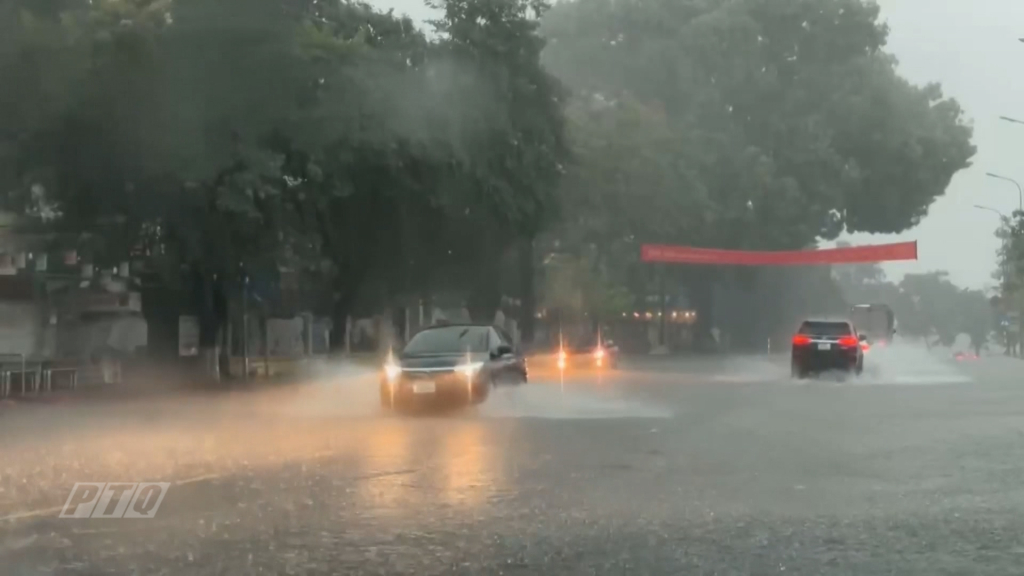 Không khí lạnh gây ra mưa lớn, kết thúc đợt nắng nóng diện rộng ở Trung bộ