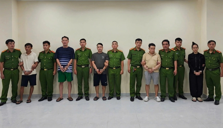Những người trong đường dây sản xuất, buôn bán nhớt giả bị bắt - Ảnh: CACC