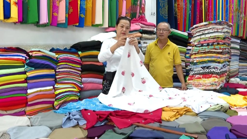 Bà Trần Thị Thanh Hương, kinh doanh vải ở đường Nguyễn Nghiêm