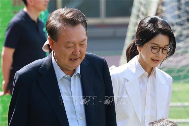 Cựu Tổng thống Hàn Quốc Yoon Suk Yeol (trái) và vợ Kim Keon Hee. Ảnh tư liệu: TTXVN