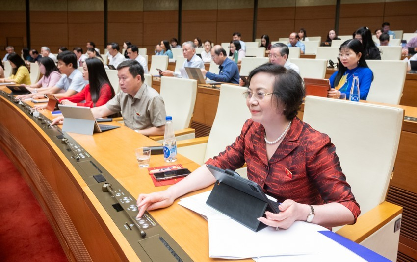 Quốc hội thông qua Luật Cán bộ, công chức (sửa đổi)