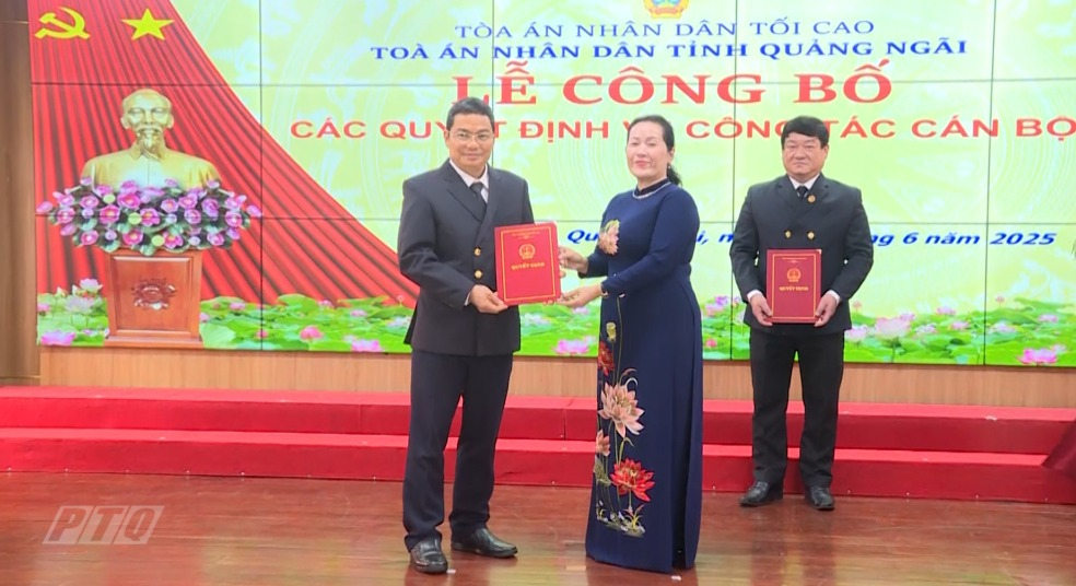 Phó Bí thư Tỉnh ủy Đinh Thị Hồng Minh trao Quyết định bổ nhiệm ông Lương Văn Hùng
