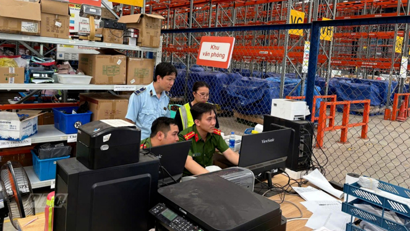 Tạm giữ 198.000 hóa mỹ phẩm, quần áo xuất xứ Trung Quốc