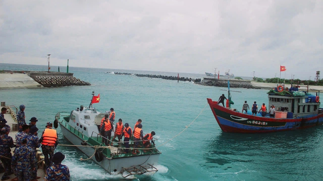Cứu 12 ngư dân cùng tàu cá Quảng Ngãi bị nạn trên biển