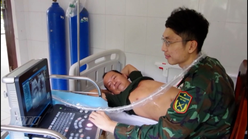 Cấp cứu ngư dân khi đang đánh bắt hải sản ở Trường Sa