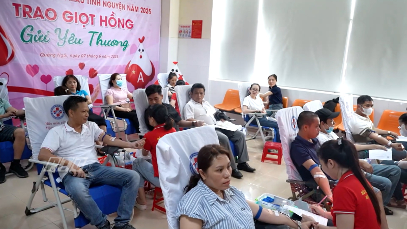 Gần 300 đoàn viên và công nhân viên chức, lao động tham gia hiến máu