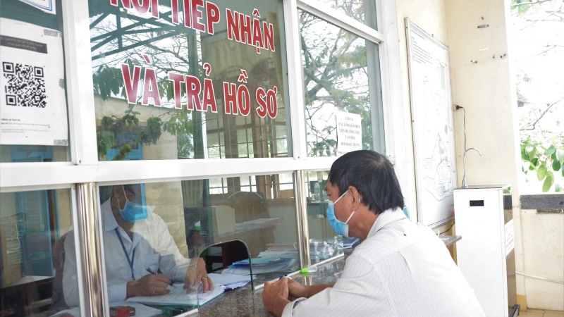 Tích cực hỗ trợ, tạo thuận lợi cho người dân làm thủ tục hành chính