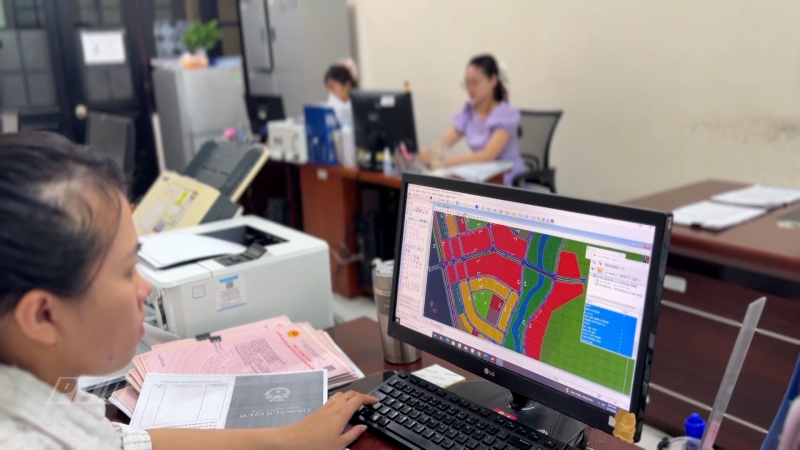 Đốc thúc giải quyết thủ tục đất đai cho người dân