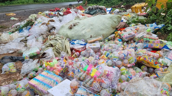 Bánh kẹo đồ chơi trẻ em bị bỏ đống
