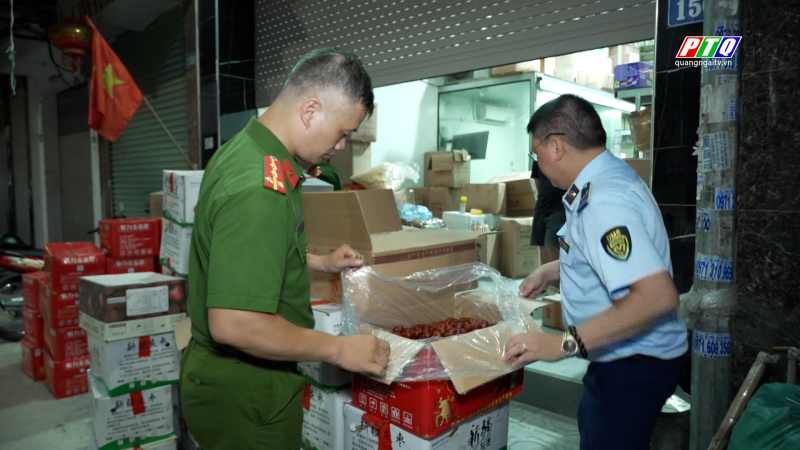 Phát hiện, thu giữ hơn 60 thùng kẹo socola, táo đỏ không rõ nguồn gốc