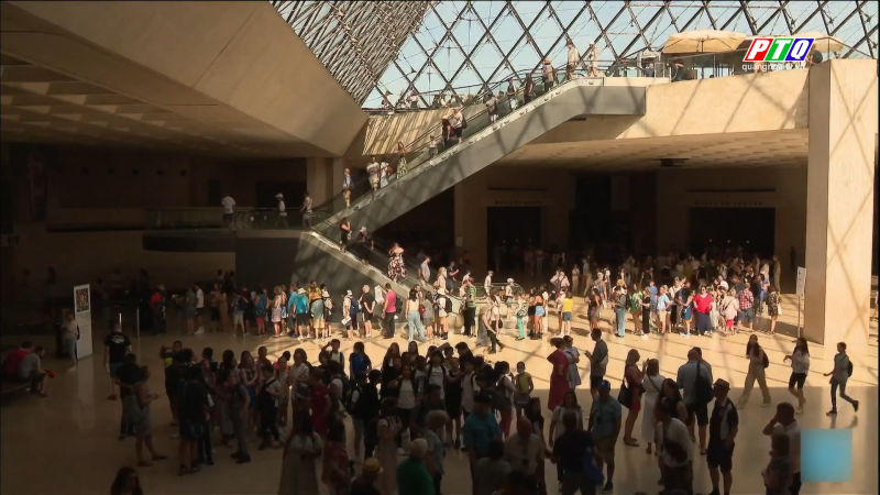 Hàng nghìn du khách mắc kẹt do bảo tàng Louvre đóng cửa