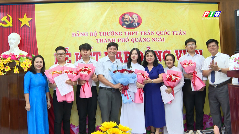 17 học sinh trường THPT Trần Quốc Tuấn vinh dự đứng vào hàng ngũ của Đảng