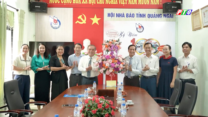 Phó Chủ tịch thường trực UBND tỉnh Trần Hoàng Tuấn thăm các cơ quan báo chí