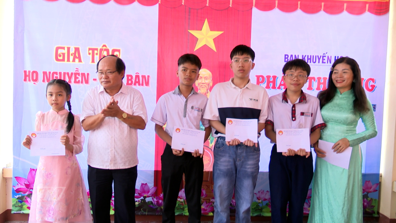 Tộc Nguyễn thôn Hòa Bân tổ chức Lễ giỗ tổ và phát thưởng khuyến học 