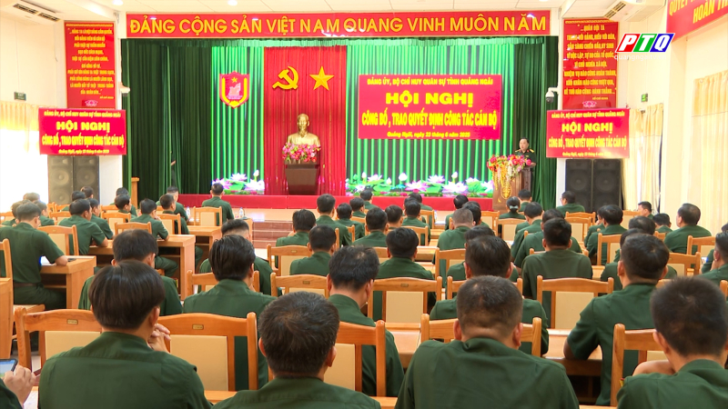 Trao quyết định về công tác cán bộ cơ quan quân sự địa phương