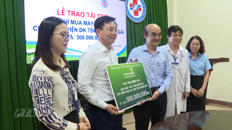 Vietcombank Quảng Ngãi trao tài trợ kinh phí mua máy chạy thận