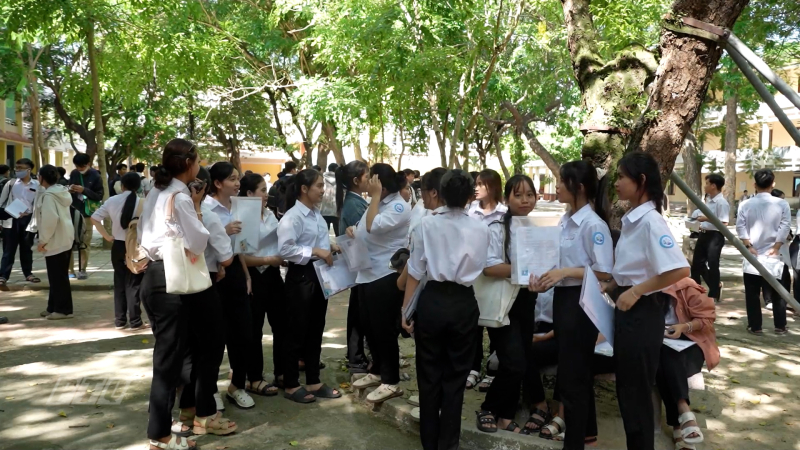 Sáng nay, hơn 14.500 thí sinh Quảng Ngãi bước vào kỳ thi tốt nghiệp THPT 2025