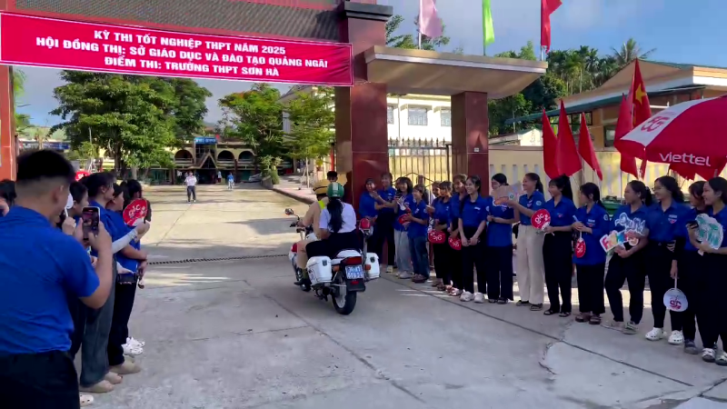 Cảnh sát giao thông kịp thời hỗ trợ thí sinh bị trễ giờ thi