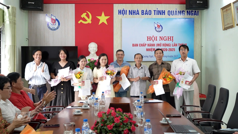 Trao kỷ niệm chương "Vì sự nghiệp báo chí Việt Nam" 