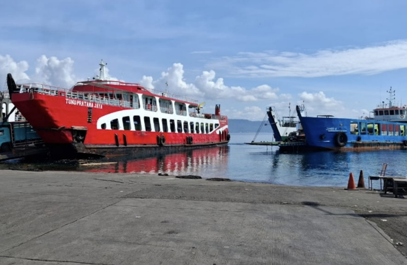 Phà KMP Tunu Pratama Jaya (màu đỏ) trong một lần neo đậu tại cảng. Ảnh: Merahputih