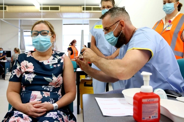 Các chuyên gia dịch tễ khuyến cáo người dân tiếp tục duy trì các biện pháp phòng dịch như đeo khẩu trang khi ra ngoài và tiêm các mũi vaccine ngừa Covid-19 mới