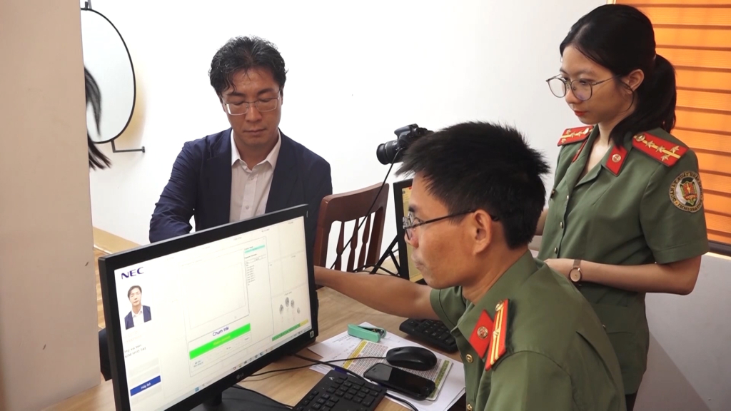 Ông Kim Hyo Tae làm thủ tục cấp tài khoản định danh điện tử tại phòng Quản lý xuất nhập cảnh