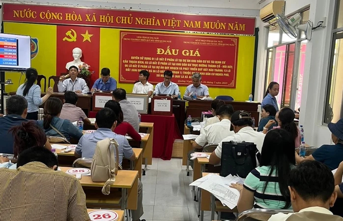79 lô đất ở trung tâm hành chính tỉnh Quảng Ngãi được nhiều người tham gia và đấu giá đến 1 giờ sáng