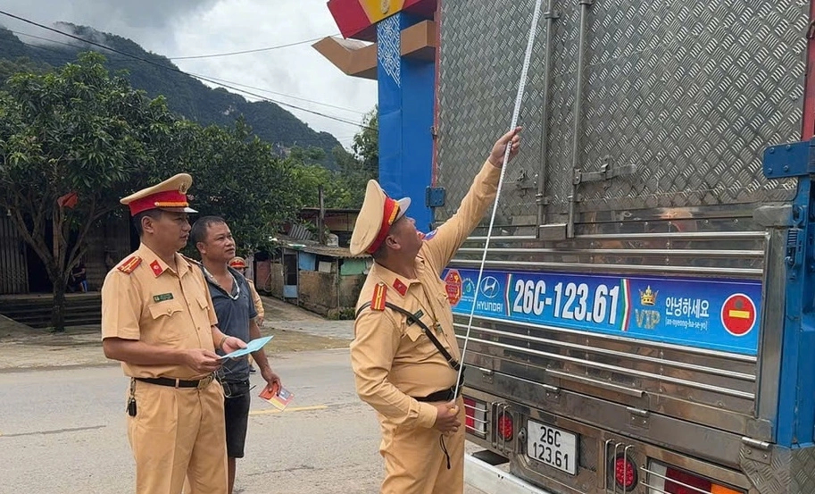 Cảnh sát giao thông kiểm tra xe trên quốc