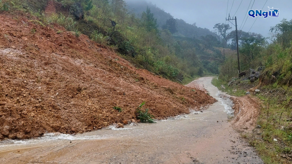 Tỉnh lộ 672 qua xã Măng Ri (tỉnh Quảng Ngãi) bị sạt lở, lấp nền đường.
